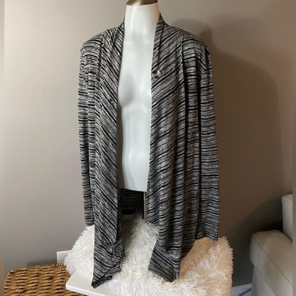 Ladies L Cardigan
One button 
Asymmetrical 
Black gray stripe